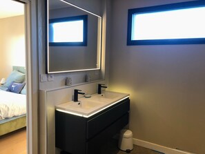4 Schlafzimmer, Schreibtisch, Bügeleisen/Bügelbrett, WLAN