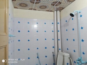 Chambre | Salle de bain | Douche, articles de toilette de luxe, chaussons, serviettes fournies