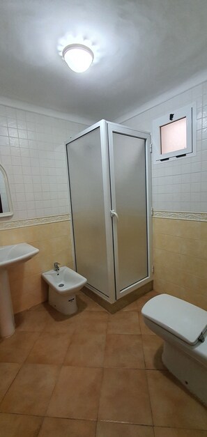 패밀리 아파트 | 욕실 | 샤워 시설, 수중안마 샤워기, 헤어드라이어, 비데