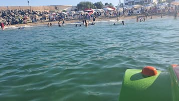 Beach nearby, white sand, 6 beach bars
