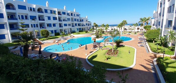 시즌별로 운영되는 야외 수영장