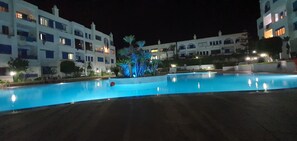 숙박 시설 정면 - 저녁/밤