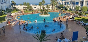 Una piscina al aire libre de temporada