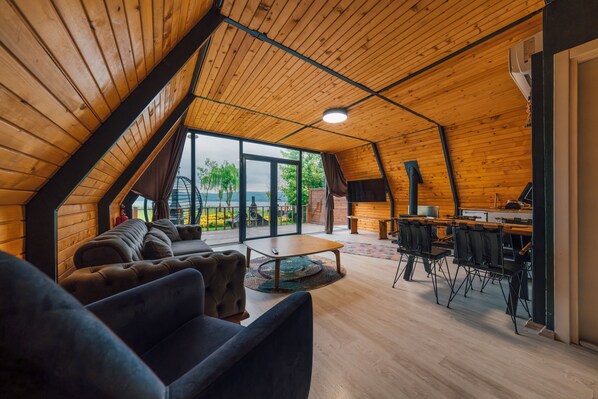 Classic Bungalow, 1 Bedroom, Smoking, Lake View | Living area