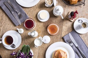 Bữa sáng đặc sản địa phương hàng ngày với phụ phí nhỏ
