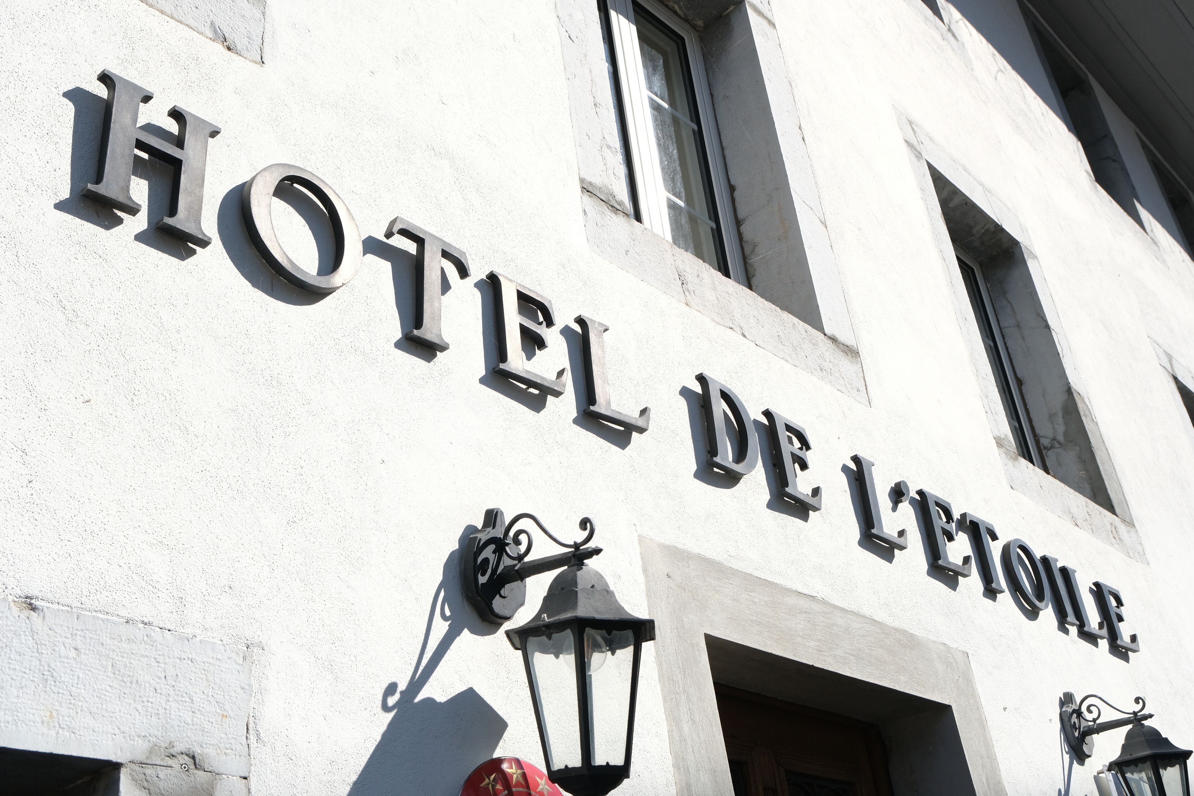 Un edificio con un letrero que dice "HOTEL DE L'ETOILE".