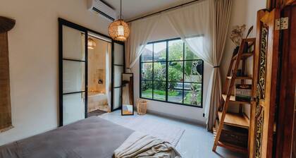 Cozy, Smart, Renovated Flat to Western Standard right in quiet Penestanan