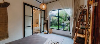 Cozy, Smart, Renovated Flat to Western Standard right in quiet Penestanan