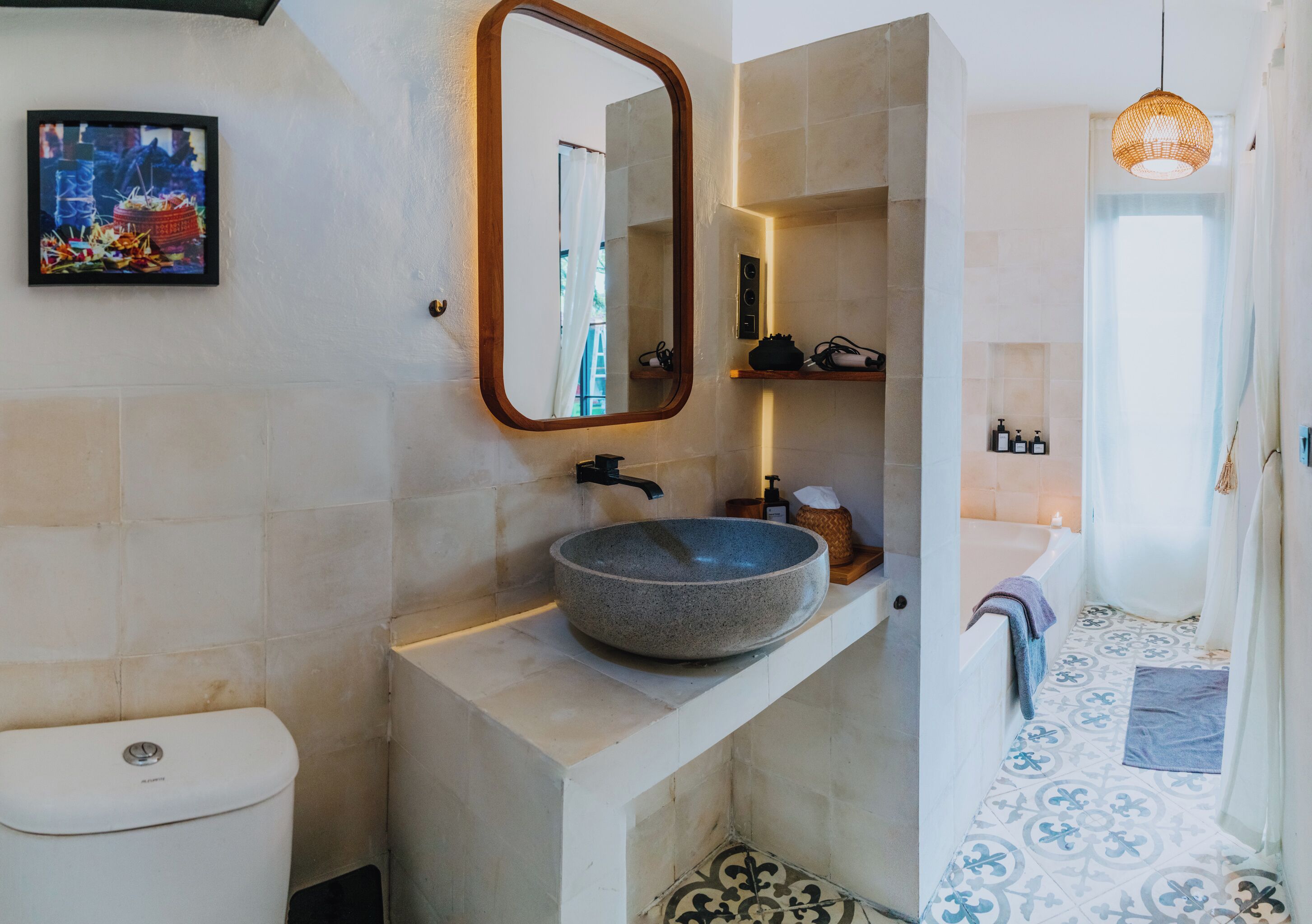 Een douche, een haardroger, een bidet, handdoeken
