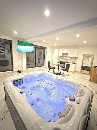Interior. Apparemment 70m2 Jacuzzi spa Douche Italienne Terrasse Netflix