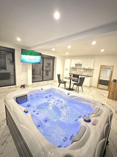 Apparemment 70m2 Jacuzzi spa Douche Italienne Terrasse Netflix