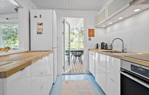 Fridge, stovetop, dishwasher, coffee/tea maker - Awesome home in Højby with WiFi (Højby)