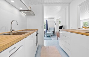 Fridge, stovetop, dishwasher, coffee/tea maker - Awesome home in Højby with WiFi (Højby)