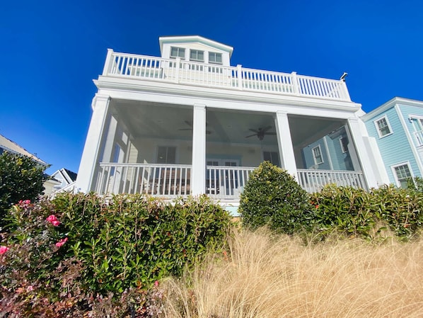 Une maison à deux étages avec un balcon et une véranda.