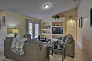 Books - Cozy Nook Villa w/ Pool: 10 Mi to Park Entrance! (Clermont)