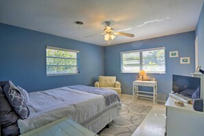 Interior - Cape Coral Waterfront Getaway w/ Kayaks & Bikes! (Cape Coral)