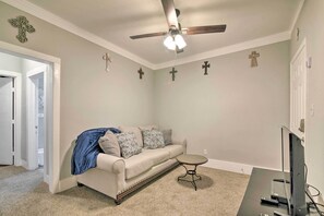 Apartment (2 Bedrooms) | Front of property - Convenient Apt w/ Golf Carts & Grill Access! (Galveston)