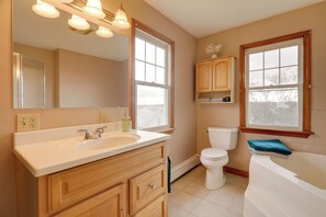 Interior - Comfy Tiverton Home Near Newport & Beaches! (Tiverton)