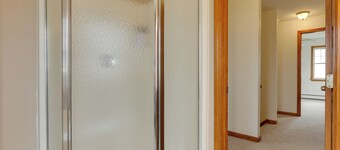 Comfy Tiverton Home Near Newport & Beaches!