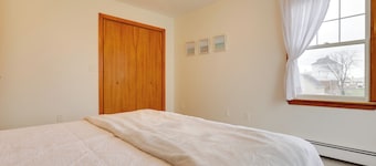 Comfy Tiverton Home Near Newport & Beaches!