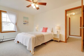 Interior - Comfy Tiverton Home Near Newport & Beaches! (Tiverton)