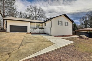 Apartment (1 Bedroom) | Interior - Modern Apartment: 6 Mi to Stone Mountain Park (Stone Mountain)