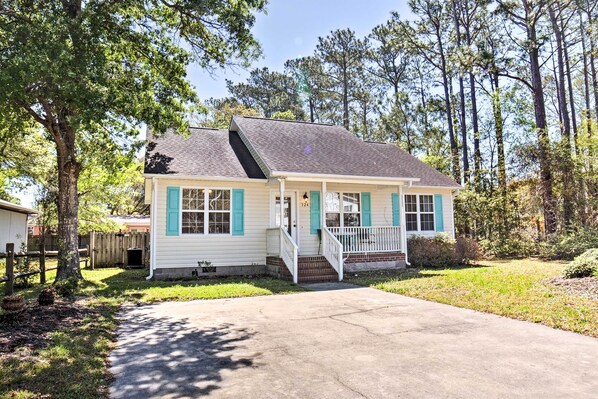 Cottage (3 Bedrooms) | Front of property - Oak Island Cottage - Walk to Beach & Intracoastal! (Oak Island)