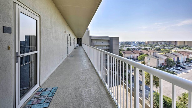 Un balcon donnant sur un quartier résidentiel.