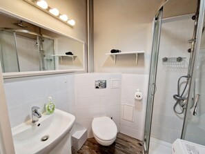 Douche, séchoir à cheveux, serviettes fournies, savon