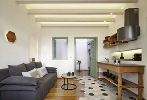 Smart TV - Yellow Orchid Cycladic House with Private Hot Tub (Santorini)