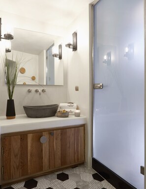 Ducha, artículos de higiene personal ecológicos y secador de pelo