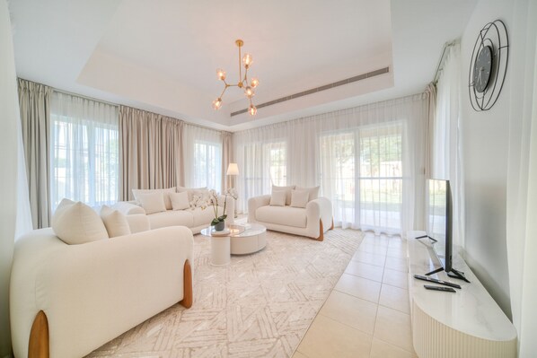 TV - Luxury 3BR Villa with Assistant’s Room at Alvorada 4 Arabian Ranches by Deluxe Holiday Homes (Dubai)