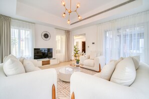 TV - Luxury 3BR Villa with Assistant’s Room at Alvorada 4 Arabian Ranches by Deluxe Holiday Homes (Dubai)