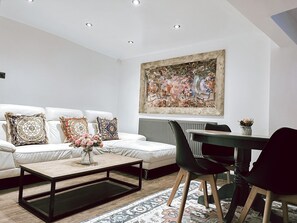 Dining - Elite Elegan2-Bed-2-Bathrooms-Apartment In Sheffield  (Sheffield)
