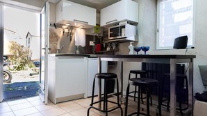 Private kitchen - Mini Gite de 20 m2 Dans Village Auvergnat (Saint-Saturnin)