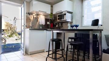 Réfrigérateur, micro-ondes, plaque de cuisson, cafetière/bouilloire