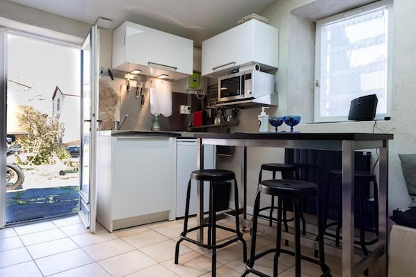 Fridge, microwave, stovetop, coffee/tea maker