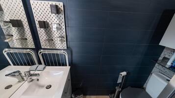Douche, sèche-cheveux, serviettes fournies, savon