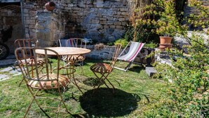 Outdoor dining - Mini Gite de 20 m2 Dans Village Auvergnat (Saint-Saturnin)