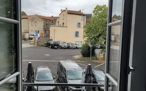 A parking lot with several cars and a building in the background.