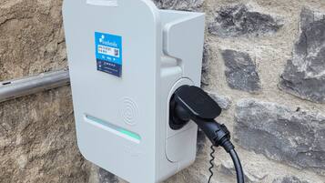 Une borne de recharge portant une étiquette indiquant « freshmile » et un code QR.
