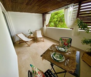 Outdoor dining - Appartement T1 Tout Confort à 15 mn de la Plage de Grand Anse et de Saint-pierre (Saint-Pierre)