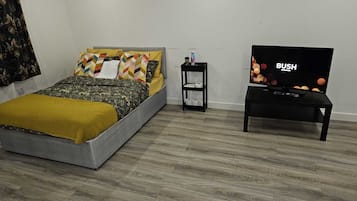 5 bedrooms, iron/ironing board, WiFi, bed sheets