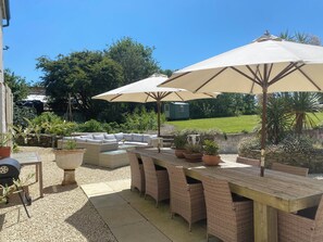 Outdoor dining - Unique Jacobean Farmhouse, pet friendly  in St Mawes
 (Truro)