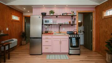 Geladeira, micro-ondas, fogão, cooktop