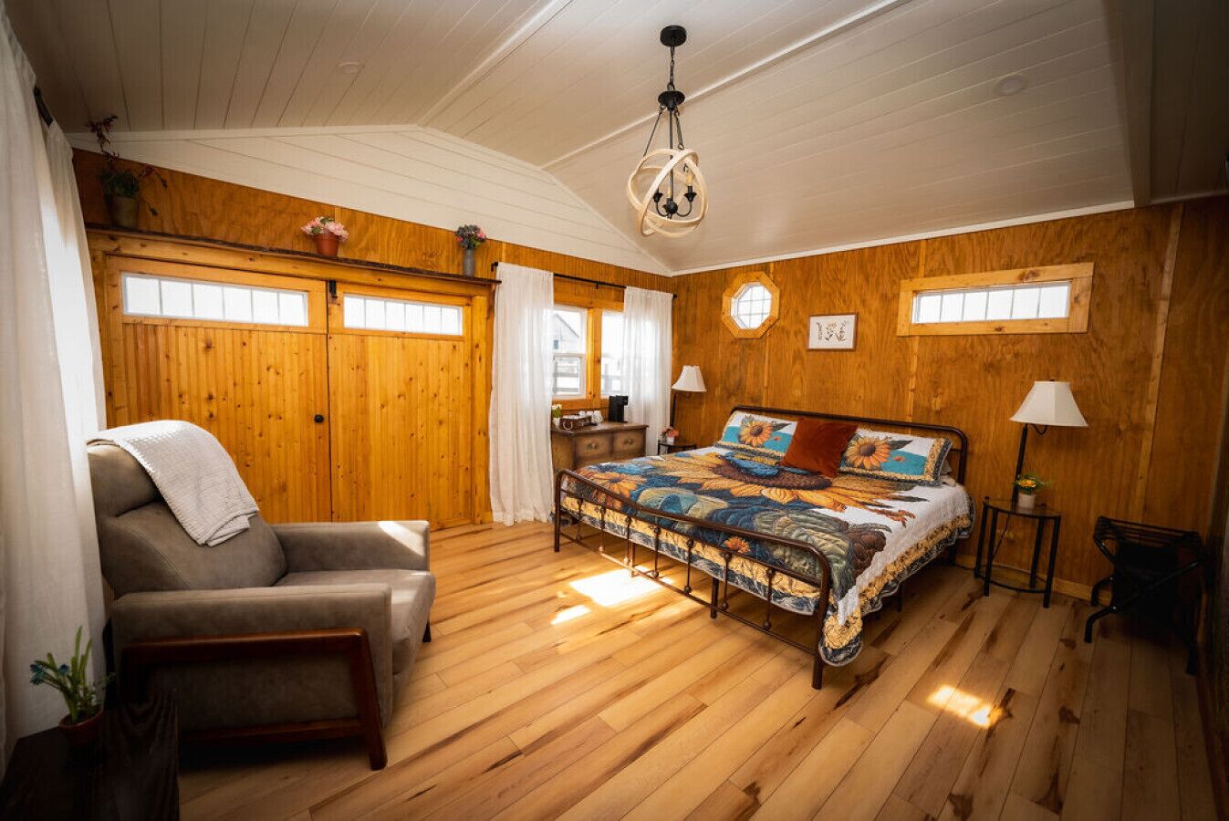 1 quarto, escrivaninha, ferros/tábuas de passar roupa, berço de viagem