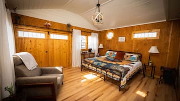 1 habitación, escritorio, tabla de planchar con plancha y cuna de viaje