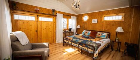 Escritorio, tabla de planchar con plancha, cuna de viaje y wifi gratis