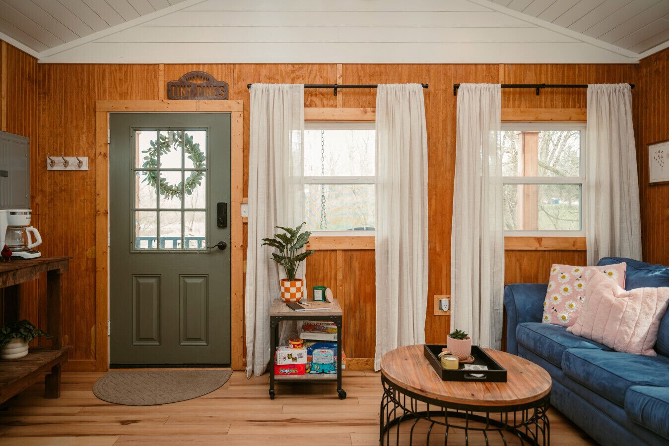 Smart TV, chimenea, libros y oficina 