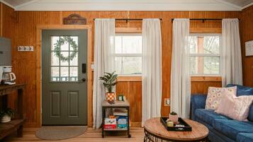 Smart TV, chimenea, libros y oficina